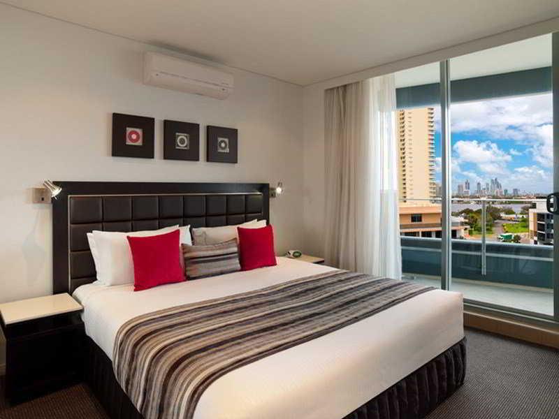 Meriton Serviced Aqua Street Aparthotel