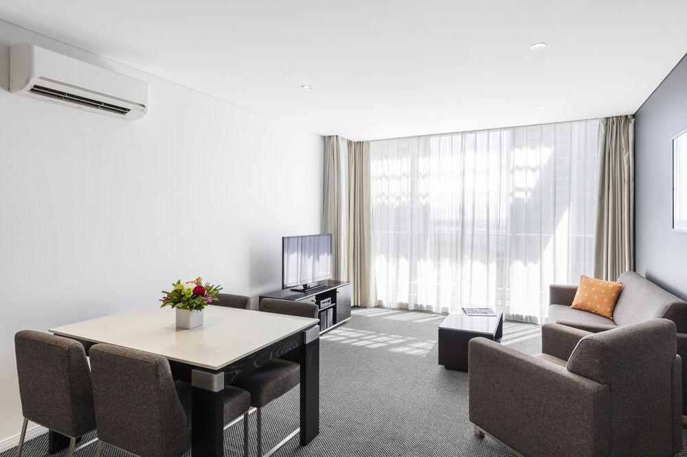 Meriton Serviced Aqua Street Aparthotel