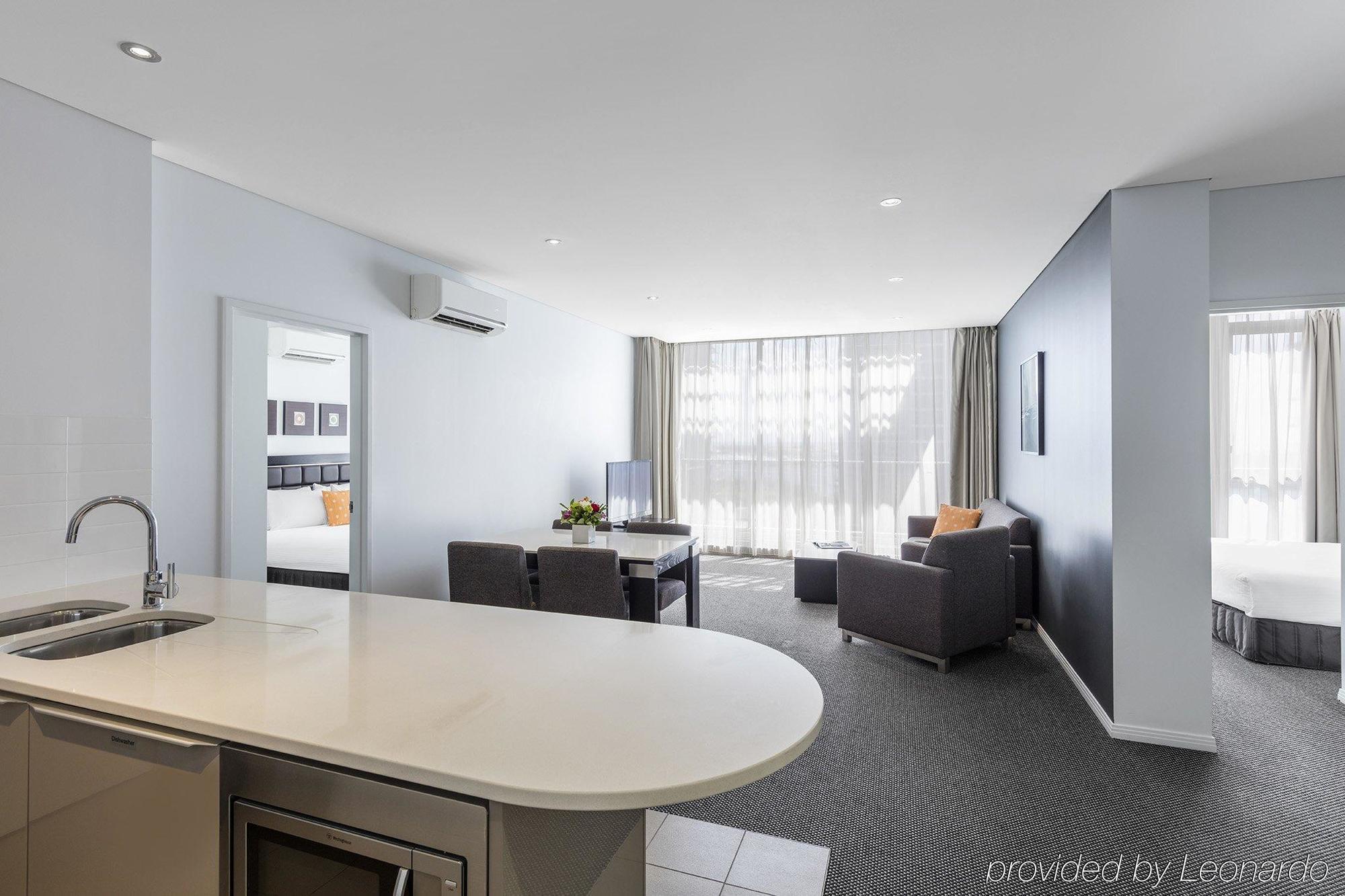 Meriton Serviced Aqua Street Aparthotel