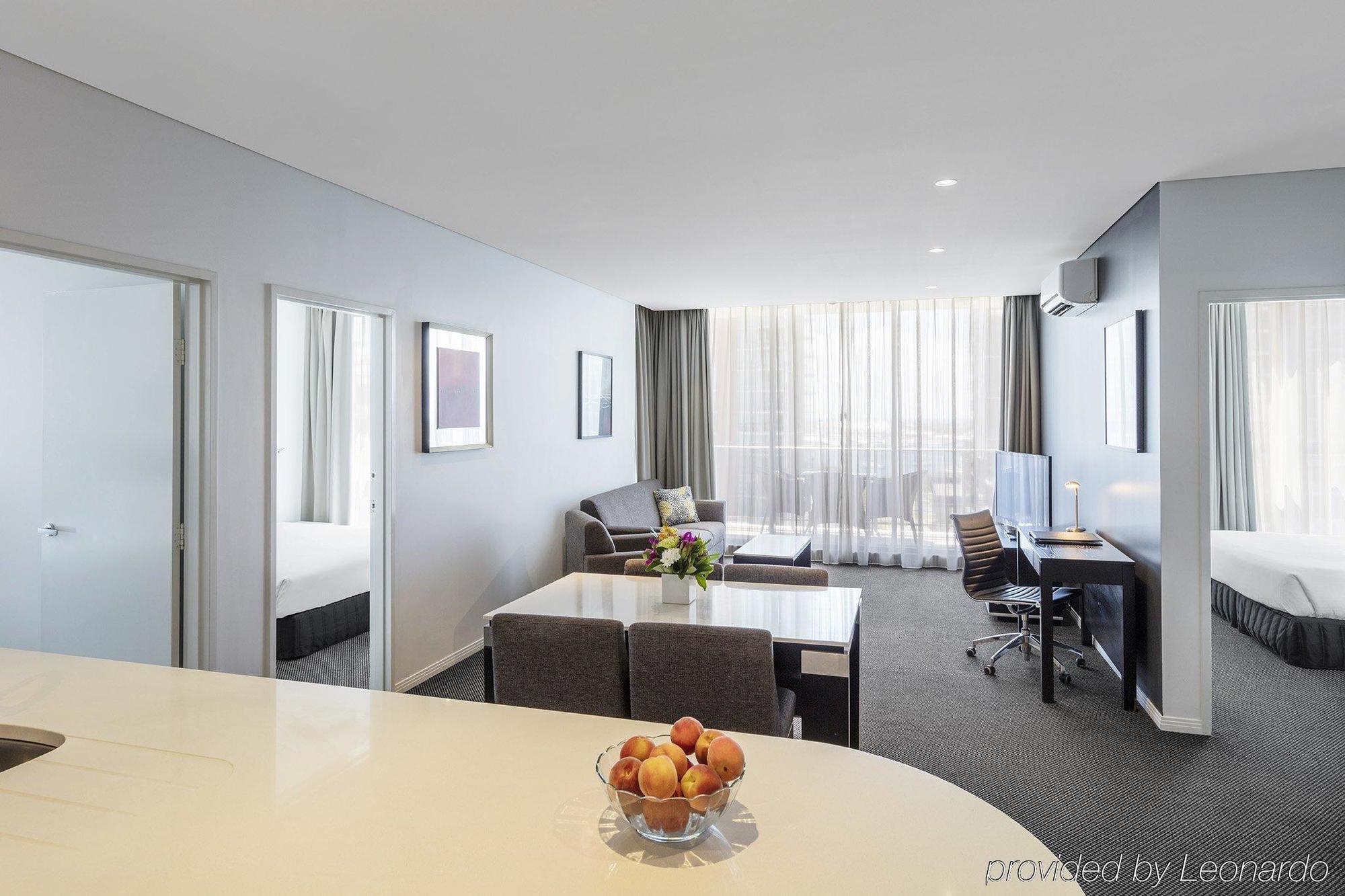 Meriton Serviced Aqua Street Aparthotel Gold Coast