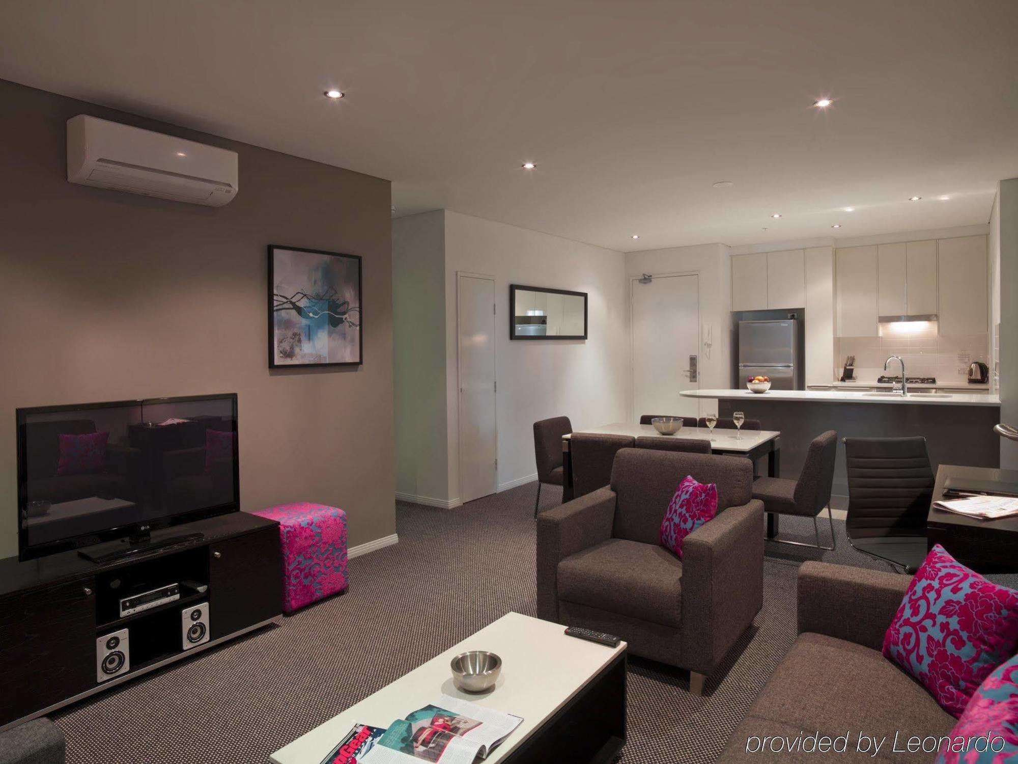 Meriton Serviced Aqua Street Aparthotel